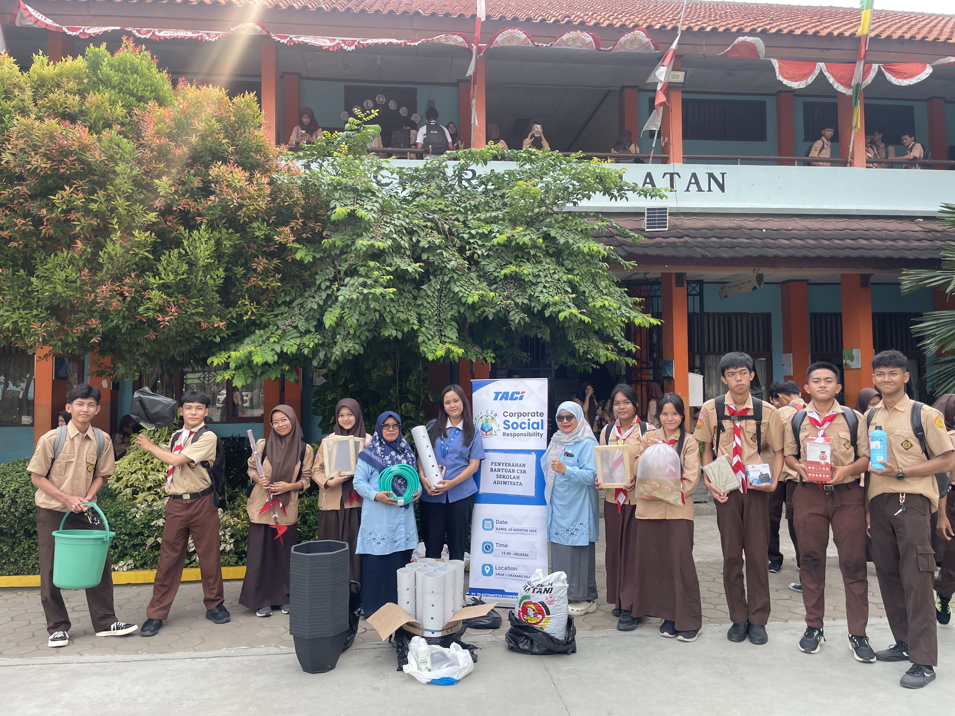 PENYERAHAN BANTUAN SEKOLAH ADIWIYATA SMA 1 CIKARANG SELATAN